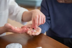 Polifarmacia en Adultos Mayores ¿Es normal que tomen muchos medicamentos?