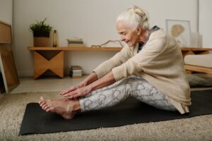 Ejercicios suaves para adultos mayores que pueden hacer en casa (sin equipo)